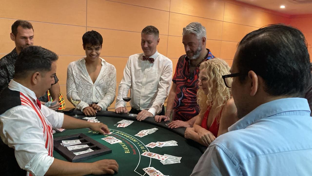Fiesta privada de poker con invitados elegantes