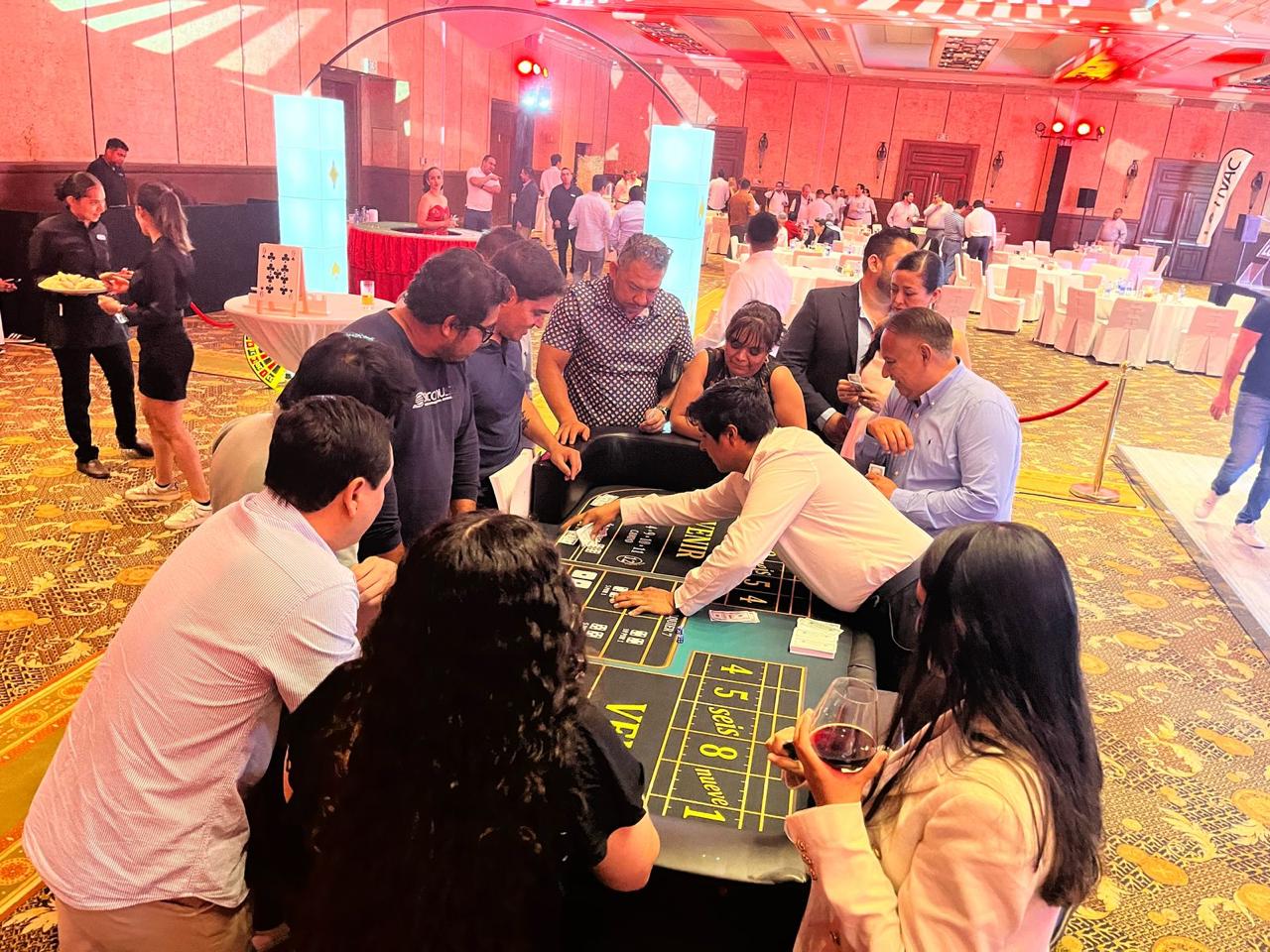 Mesa de poker profesional con fichas doradas