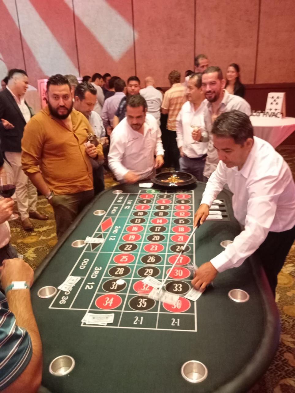 Dealer profesional repartiendo cartas