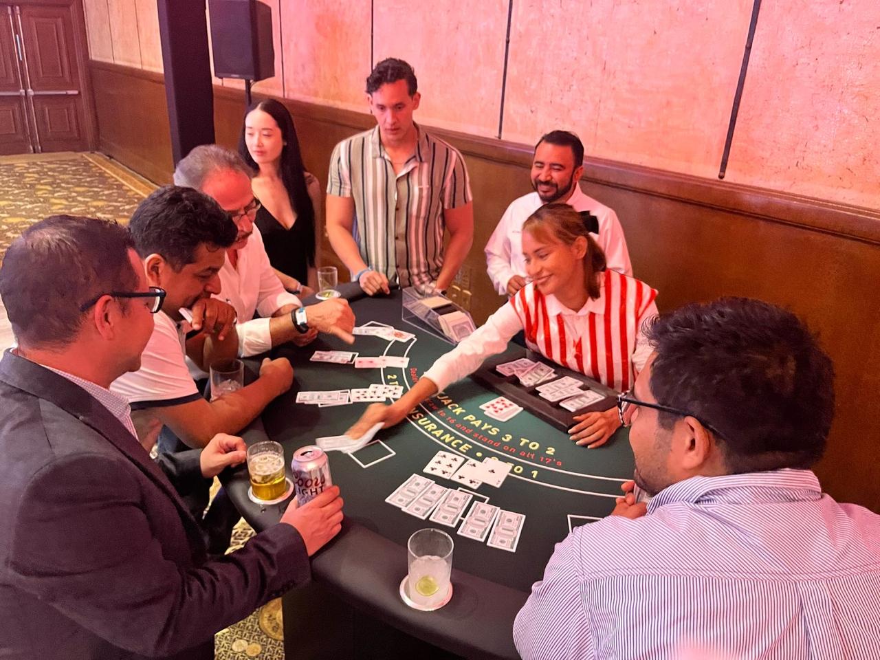 Juego de poker en progreso con fichas y cartas