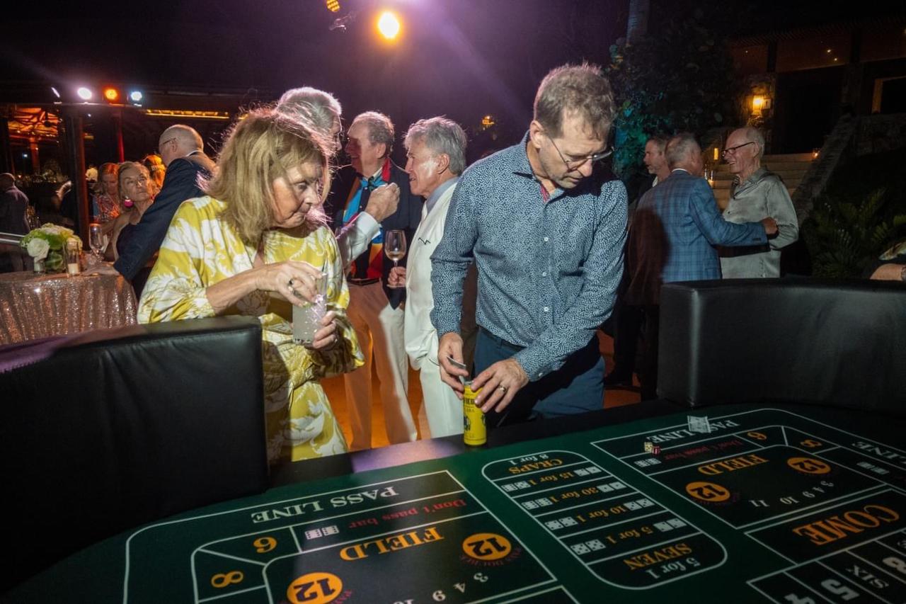 Fiesta privada de poker con invitados elegantes