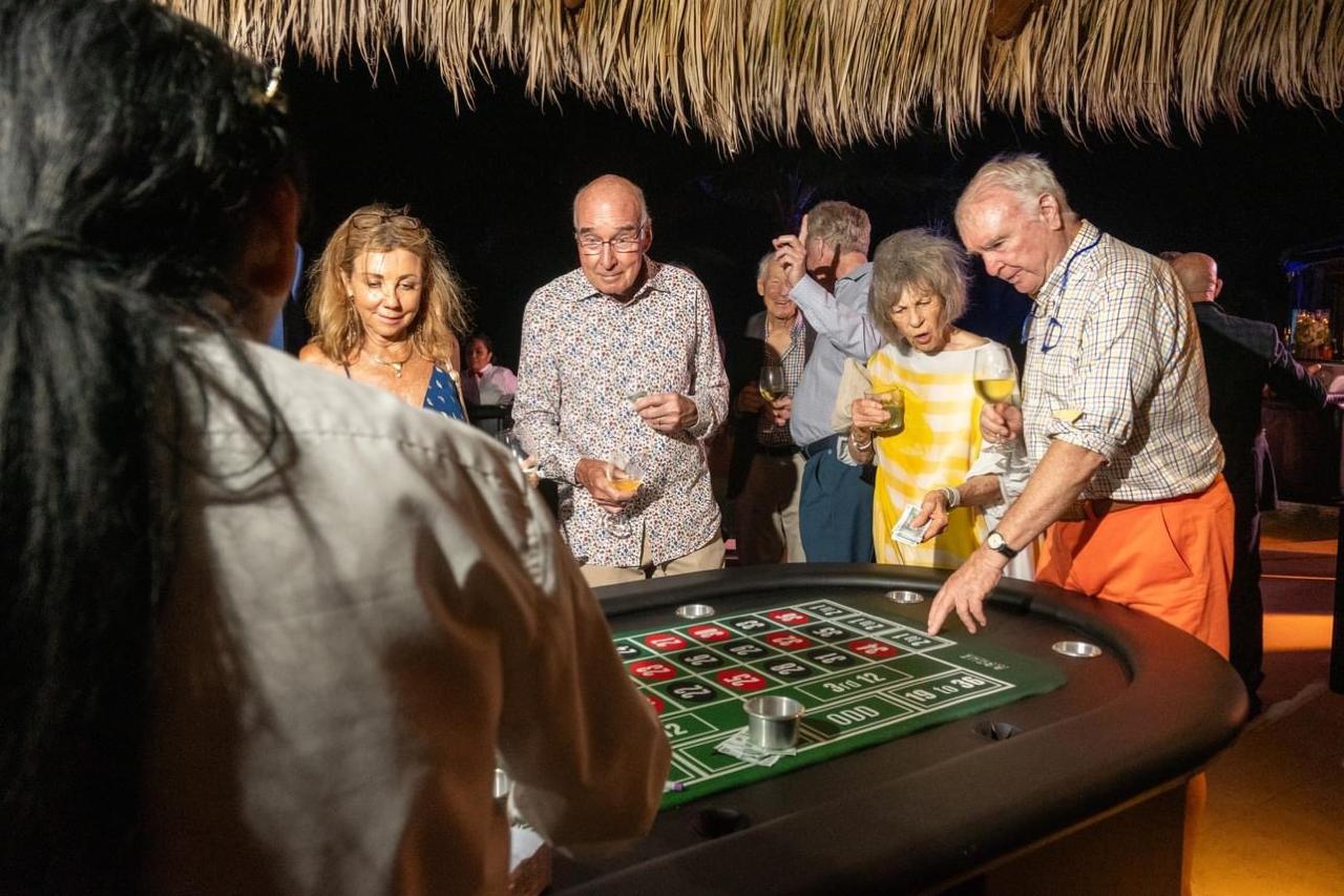 Evento corporativo con mesas de poker