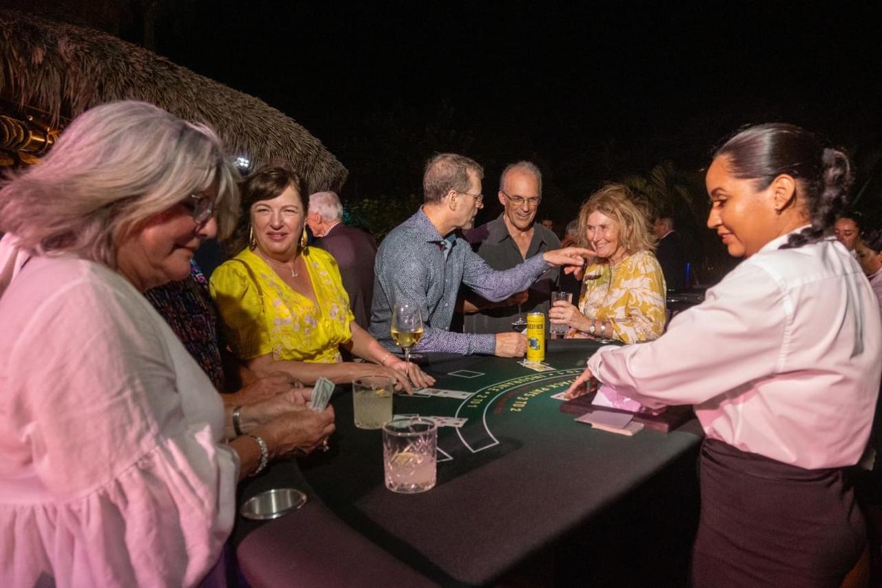 Juego de poker en progreso con fichas y cartas