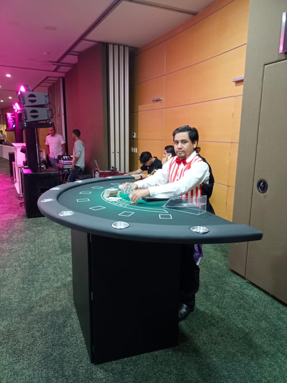 Evento corporativo con mesas de poker