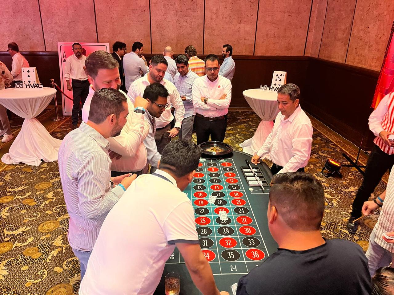 Fiesta privada de poker con invitados elegantes