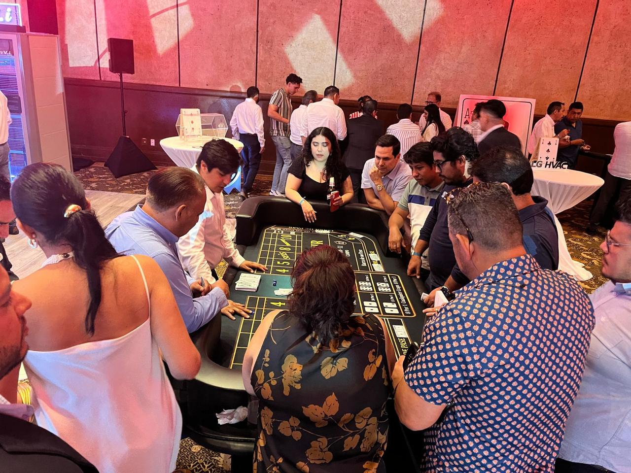 Mesa de poker profesional con fichas doradas