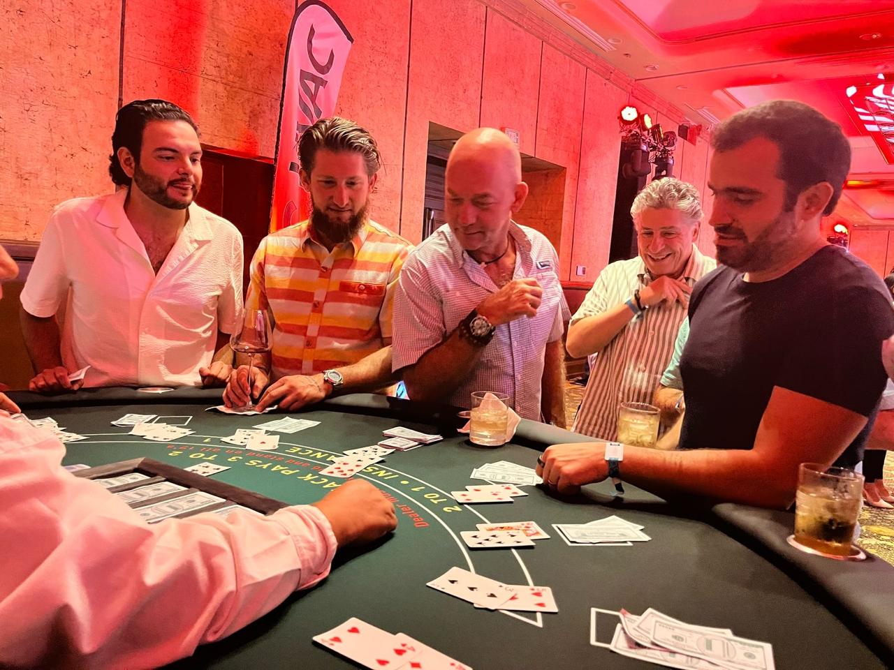 Evento corporativo con mesas de poker